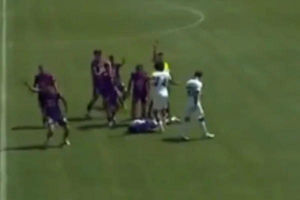 Jogador cai desacordado e deixa campo de ambulância na Liga Espanhola
