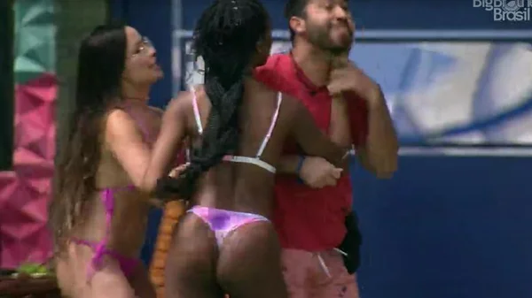 Gilberto é acalmado por Juliette e Camilla