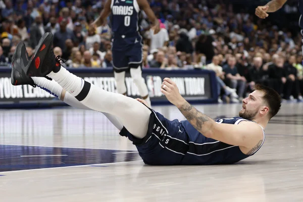 Dallas Mavericks protagoniza lance bizarro na NBA; assista ao momento