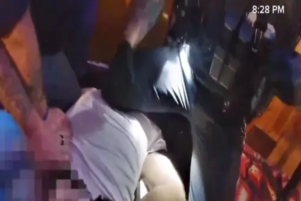 Imagem colorida de abordagem policial nos EUA - Metrópoles