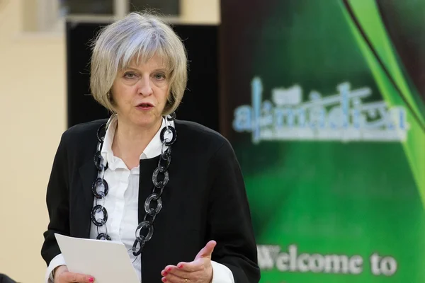 Oposição pressiona Theresa May a renunciar por cortes em segurança