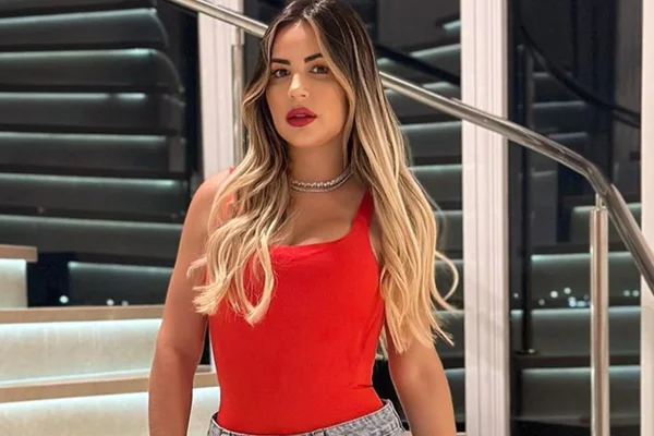 Deolane Bezerra posa de top vermelho e cabelos soltos - Metrópoles
