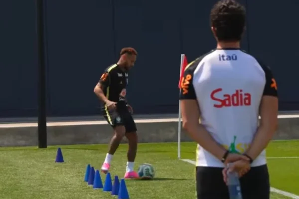Copa: Neymar participa de treino com grupo e bola nesta quarta (17/6)