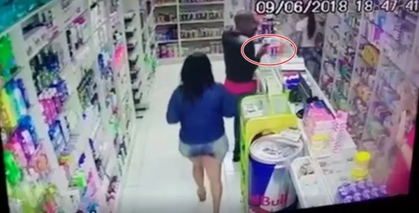 Dono de farmácia que matou suspeita de roubo alega legítima defesa