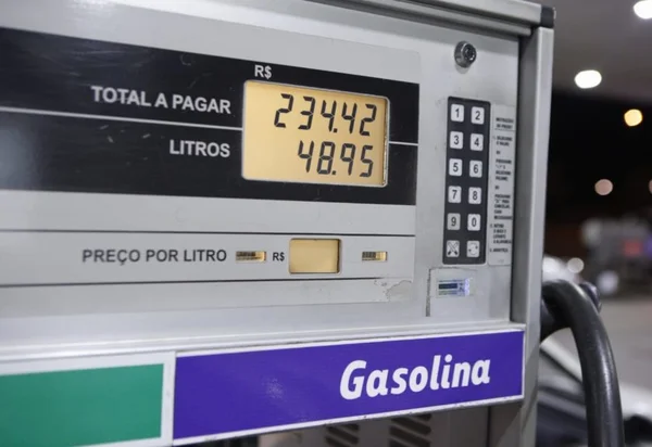 De olho na concorrência, mais postos reduzem preço da gasolina. Veja