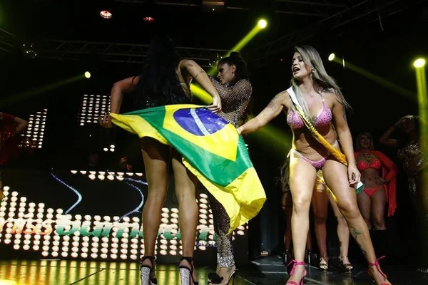 Aline Uva pode perder R$ 30 mil após arrancar faixa de Miss Bumbum