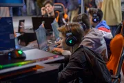 Jovens jogando videogame Jovens jogando videogame