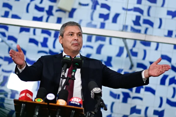 Lindbergh reage a decisão de Túlio sobre filha na federal: “Preguiça”