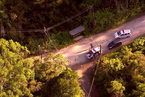 Polícia investiga 3 suspeitos em morte de família carbonizada