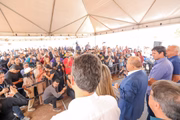 "Esse local do terminal rodoviário foi escolhido de forma estratégica para não prejudicar ninguém da população. Estamos fazendo um grande projeto nessa região.  Aqui, dentro da Estrutural, nós estamos fazendo ainda a sede da PMDF, uma UBS e uma UPA. Vamos licitar em outubro, a construção de duas escolas. Não é porque é um lugar carente que não vamos olhar para as pessoas", comentou o governador.