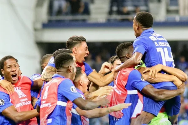 Flamengo faz jogo apático e Emelec vence por 2 x 0