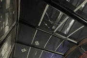 Vidro quebrado no teto da estação Trianon-MASP do Metrô em São Paulo.