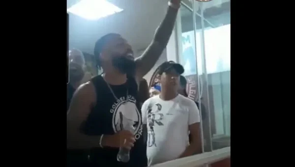 Gabigol cantando impropérios para a torcida do Vasco