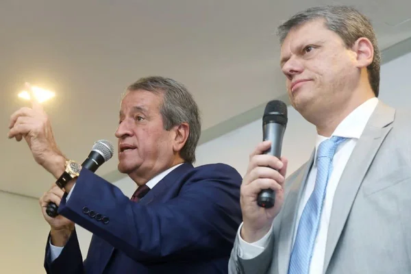 O presidente nacional do PL, Valdemar Costa Neto, e o governador de São Paulo, Tarcísio de Freitas (Republicanos)