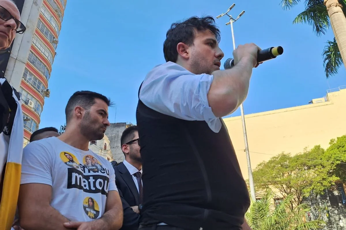 Renan Santos lançou sua campanha à Presidência em frente à Faculdade de Direito da USP e anunciou Guto Schiavetto ao Senado por São Paulo Renan Santos lançou sua campanha à Presidência em frente à Faculdade de Direito da USP e anunciou Guto Schiavetto ao Senado por São Paulo