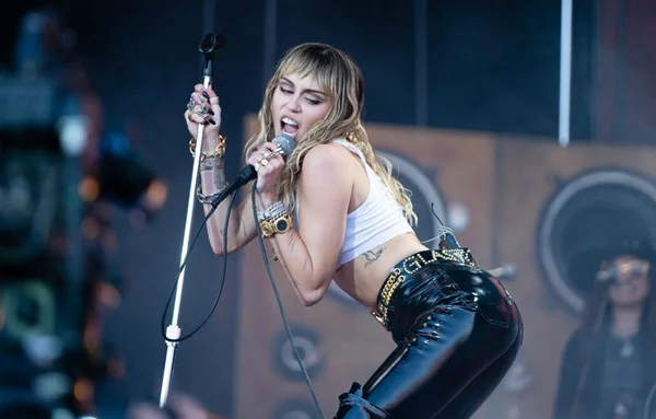 Vícios, infidelidade, nudes. Confira 7 polêmicas de Miley Cyrus