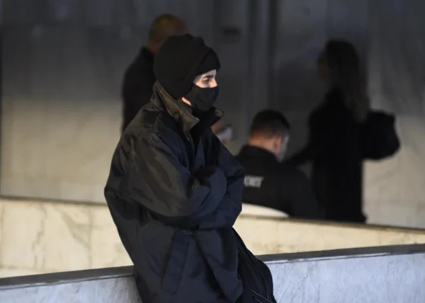 Pessoas se protegem do frio que chegou em brasília