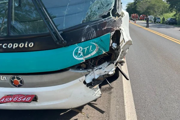Imagem mostra ônibus após acidente - Metrópoles