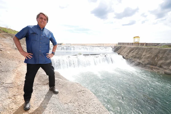 Bolsonaro visita barragem com entraves e ataca governadora petista