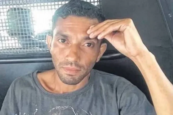 Criança vê pai esfaquear mãe e liga para a polícia: “Não é trote”