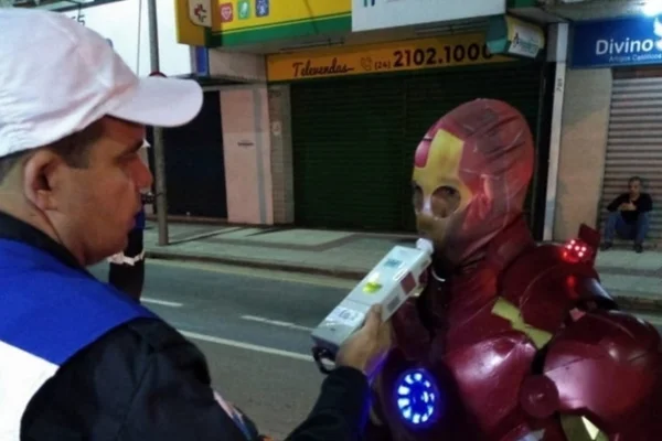 “Homem de Ferro” sai de festa infantil e é multado por dirigir sem CNH