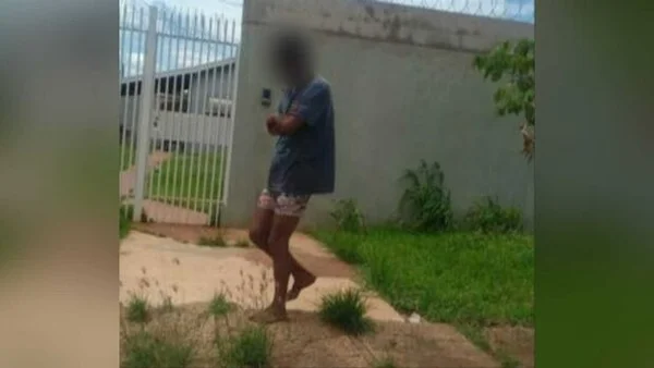 Vídeo: mãe se revolta com homem de cueca em frente a escola em MS