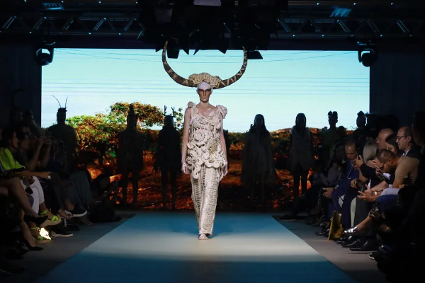 Na imagem com cor, modelo desfila no Amarê Fashion 2024 - Metrópoles