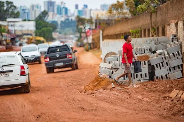 Moradores de Vicente Pires protestam contra demora nas obras