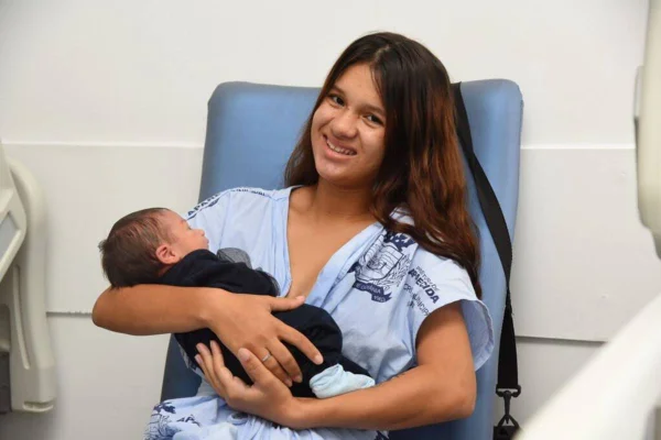 imagem colorida jovem gravida apos dar a luz nova maternidade aparecida de goiania