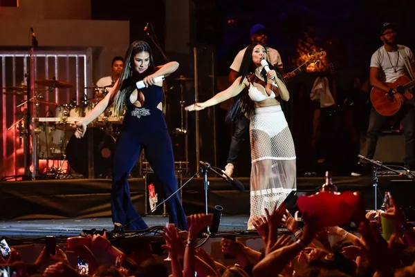 Emocionadas, Simone e Simaria levam público brasiliense ao delírio