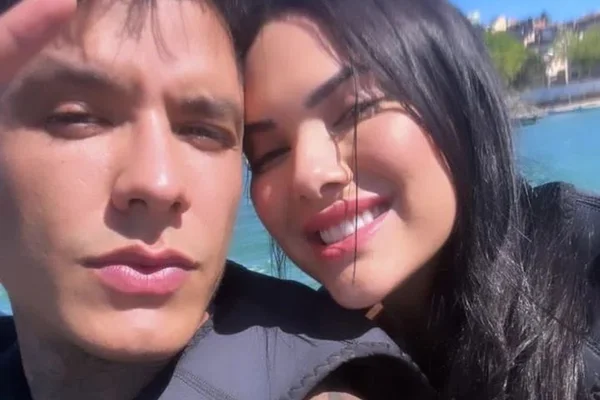 Emily Garcia e Victor Igoh posam juntos durante passeio em Salvador - Metrópoles