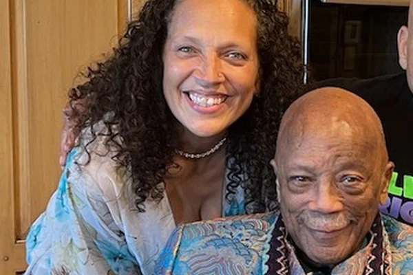 Foto colorida de Quincy Jones e Martina Jones - Metrópoles
