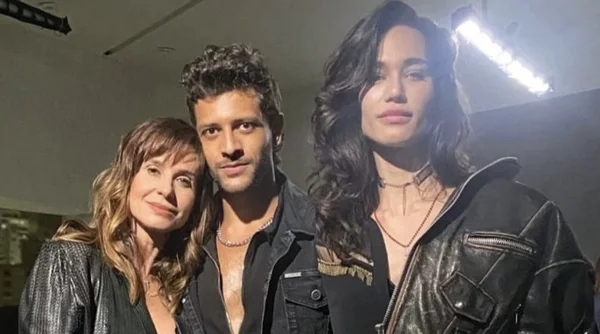 Aline (Paula Burlamaqui), Chiara (Rhay Polster) e Mark (Kelner Macedo), em Verdades Secretas 2
