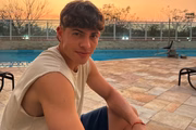 Agustín Giay posa na borda da piscina para as redes sociais