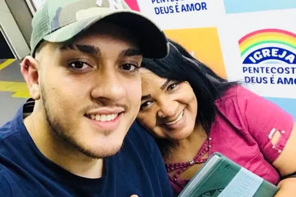 MC Bin Laden e a mãe, Mariza, posam juntos e sorridentes na igreja - Metrópoles