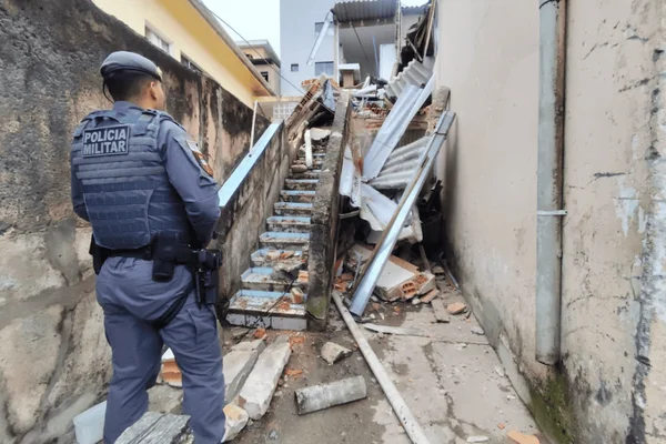 Imagem colorida de casa desabado em Santo André; mulher de 64 anos ficou debaixo de escombros - Metrópoles
