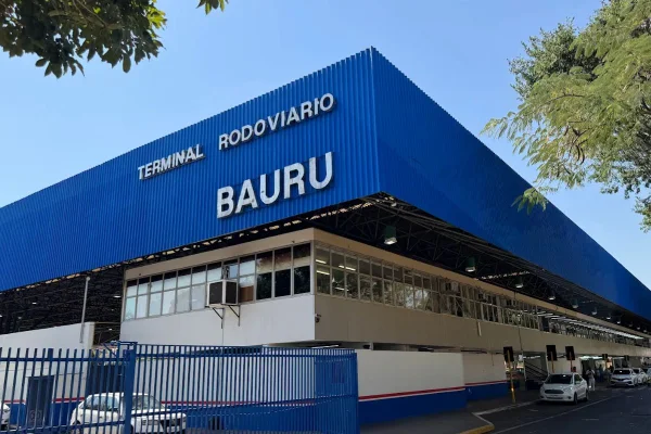 O ataque ocorreu no momento em que o casal esperava para embarcar na rodoviária. Caso foi registrado como tentativa de feminicídio - Metrópoles