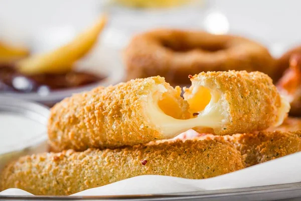 Aprenda a receita dos palitinhos de mussarela empanados