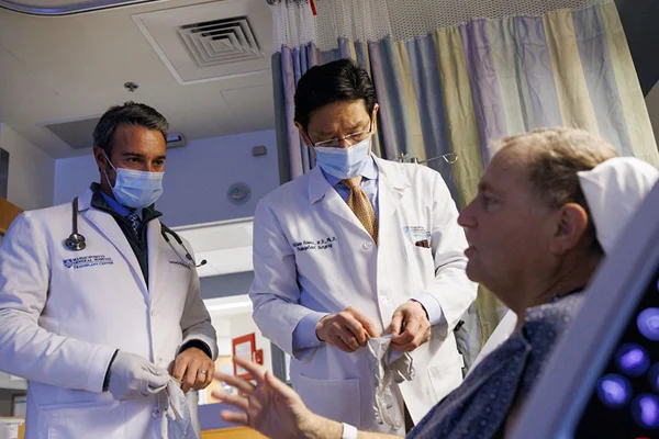 Os cirurgiões Leonardo Riella e Tatsuo Kawai com o paciente Tim Andrews após o xenotransplante de Andrews em 2025. Rim de porco. Metrópoles