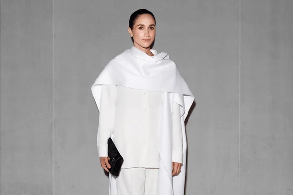 foto com cor. meghan markle no desfile da balenciaga - metrópoles