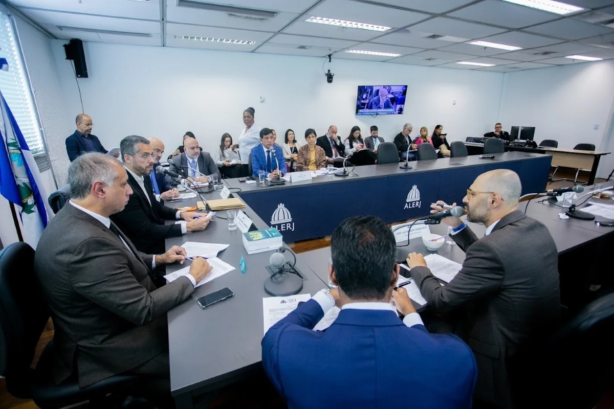 CCJ da Alerj aprova projeto que classifica CV e PCC como terroristas