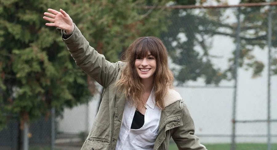 <a href="http://www.metropoles.com/filme/colossal" target="_blank">"Colossal"</a> tenta soprar novidade nos filmes de monstro. Sob direção do espanhol Nacho Vigalondo ("Crimes Temporais"), Anne Hathaway vive uma jovem em crise que volta para a cidade onde cresceu. Lá, descobre estar ligada a uma criatura gigante que tem aterrorizado Seul, na Coreia do Sul. <a href="https://www.youtube.com/watch?v=MU6YXhgLEN4" target="_blank">Veja trailer</a> <a href="http://www.metropoles.com/filme/colossal" target="_blank">"Colossal"</a> tenta soprar novidade nos filmes de monstro. Sob direção do espanhol Nacho Vigalondo ("Crimes Temporais"), Anne Hathaway vive uma jovem em crise que volta para a cidade onde cresceu. Lá, descobre estar ligada a uma criatura gigante que tem aterrorizado Seul, na Coreia do Sul. <a href="https://www.youtube.com/watch?v=MU6YXhgLEN4" target="_blank">Veja trailer</a>