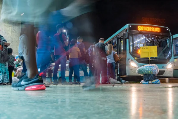 Mudança no local de saída dos ônibus para o Entorno provoca filas