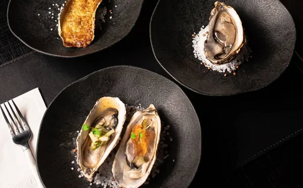 Chef Thiago Paraiso aposta em degustação de ostras no restaurante Ouriço