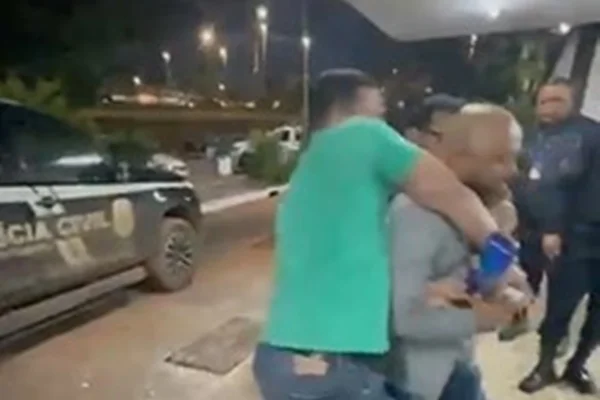 Policiais e advogado - Metrópoles