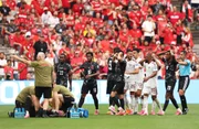 Jogadores se desesperaram após Koné, do Canadá, quebrar a perna; fotos - imagem 4 Jogadores se desesperaram após Koné, do Canadá, quebrar a perna; fotos - imagem 4
