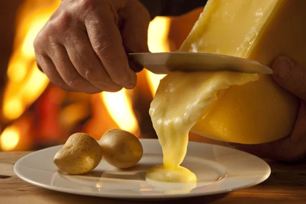 Três lugares em Brasília que servem raclette, o queijo suíço derretido