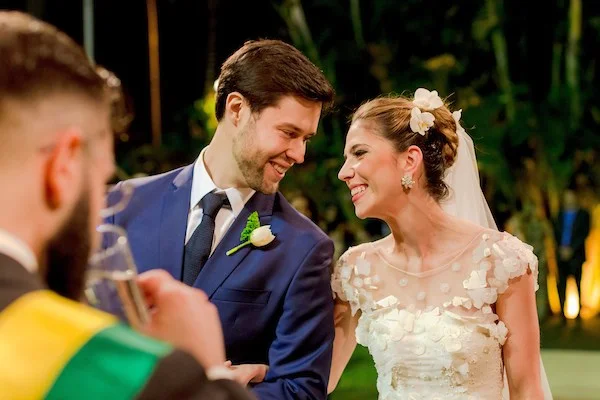 Amália Sechis e Alessandro Farina casam-se em cerimônia civil