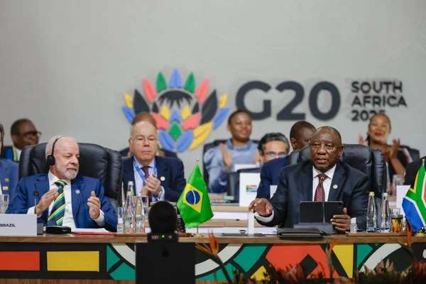 Imagem colorida do presidente Lula ao lado do presidente da África do Sul, Cyril Ramaphosa, durante cúpula do G20 em Joanesburgo