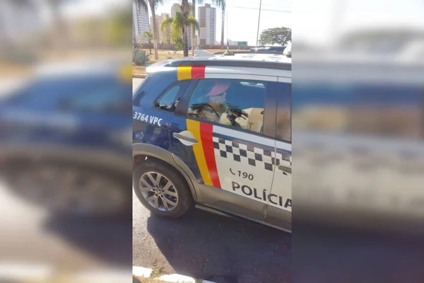 mulher em viatura